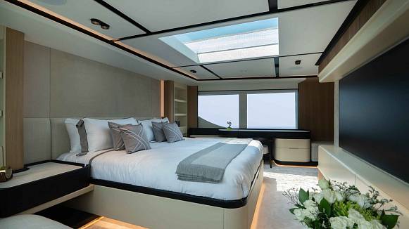 Яхта Majesty 111