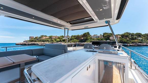 Яхта GRAND TRAWLER 62