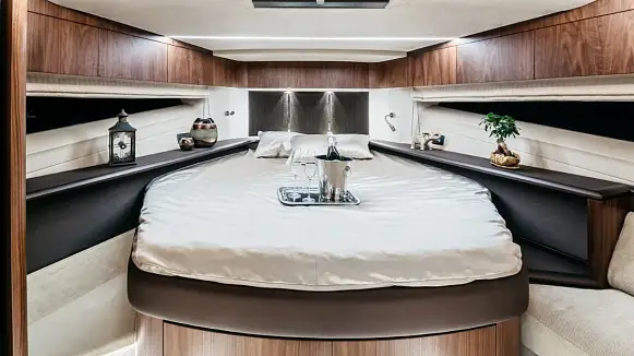 Яхта GALEON 680 FLY