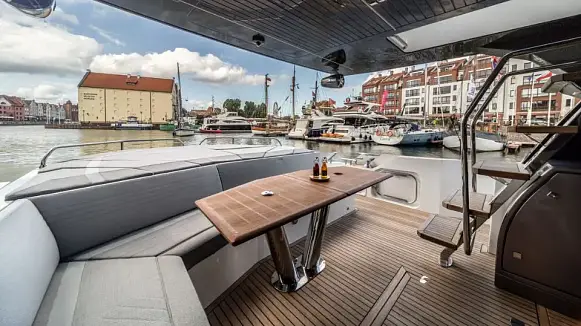 Яхта GALEON 700 SKY