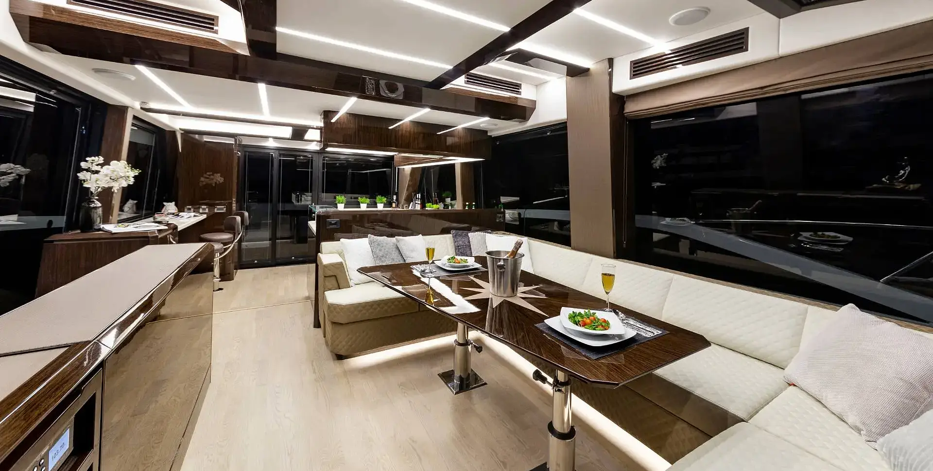 Яхта GALEON 640 FLY