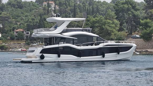 Яхта GALEON 560 FLY