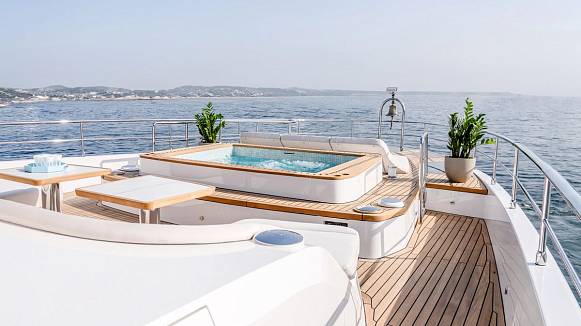 Яхта MAJESTY 100 TERRACE