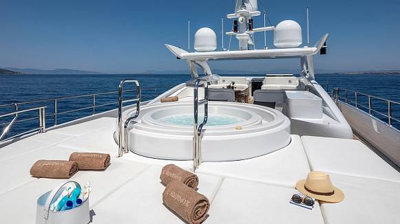 L'EQUINOX yacht
