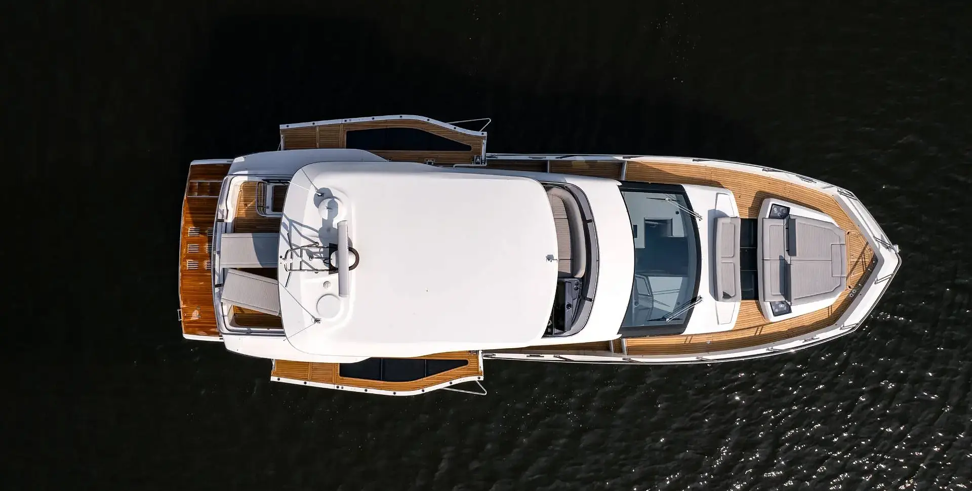Яхта GALEON 560 FLY