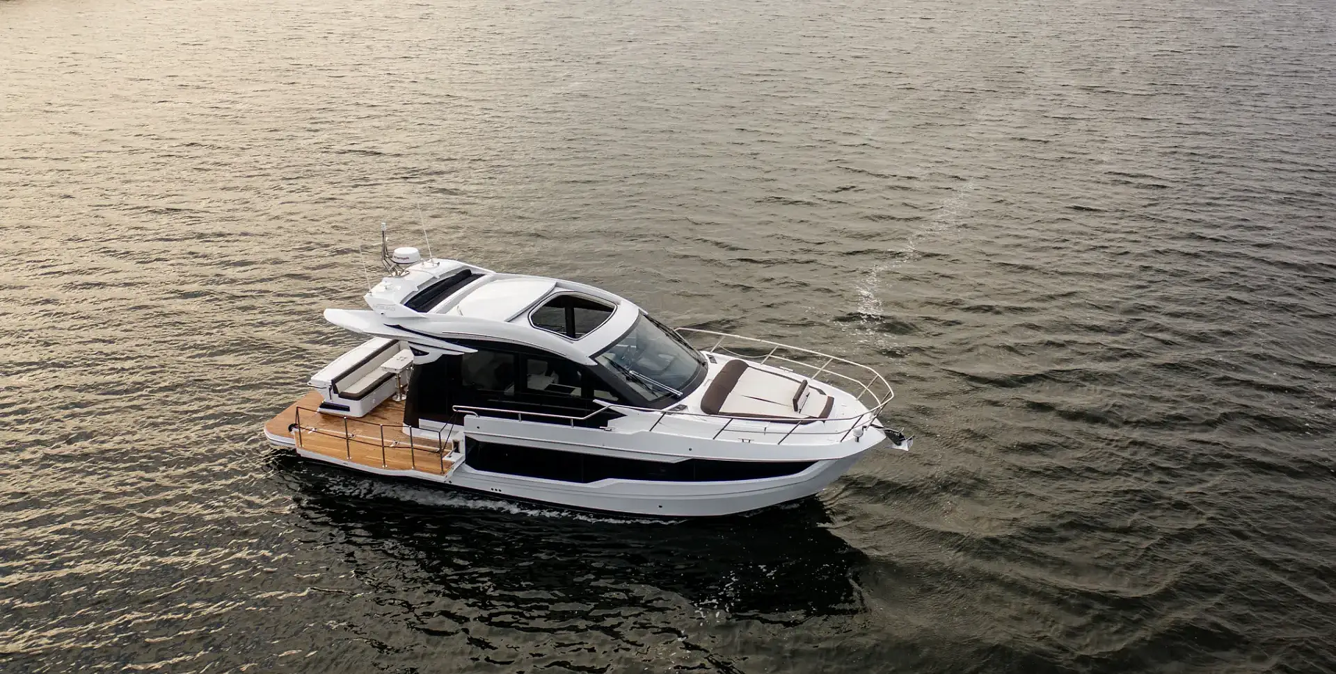 Яхта GALEON 410 HTC