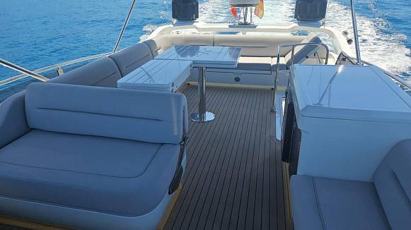 Яхта GALEON 440 FLY