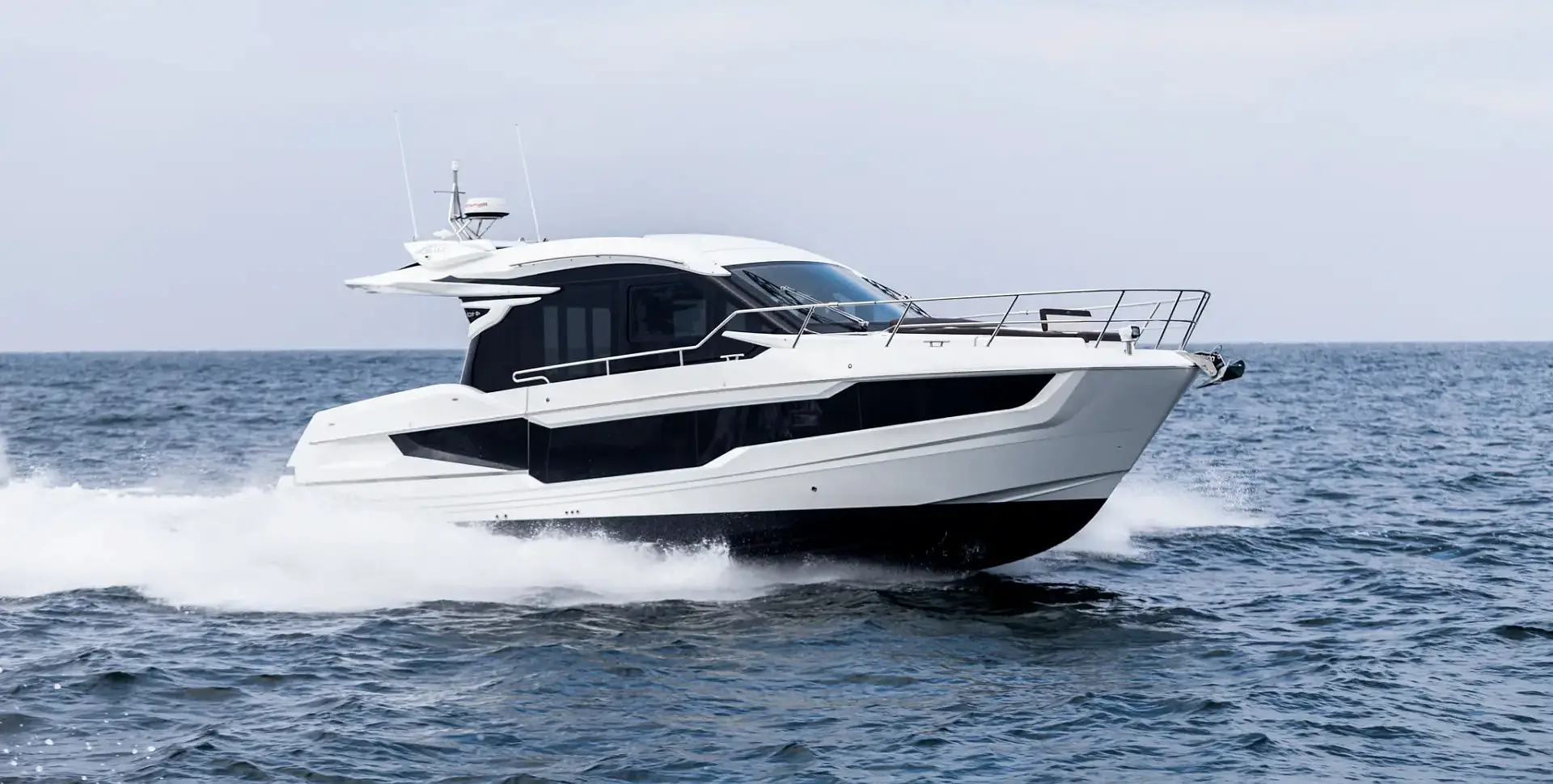 Яхта GALEON 410 HTC