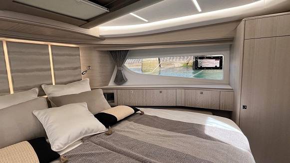 Яхта GALEON 400 FLY