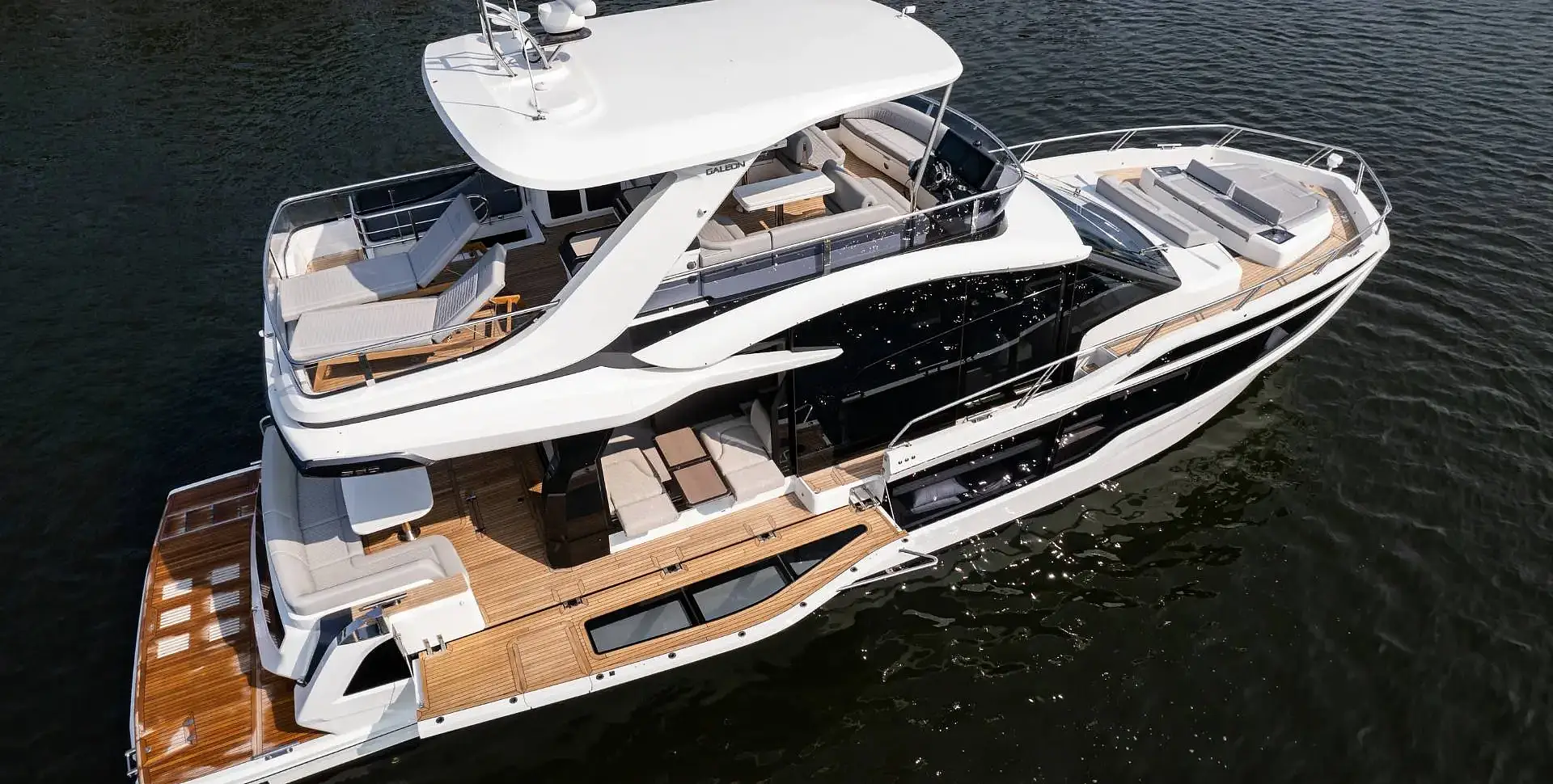 Яхта GALEON 560 FLY