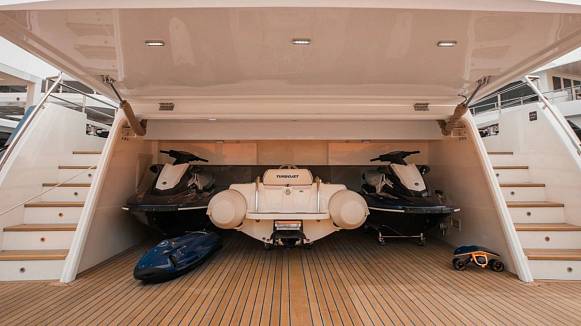 Яхта Nomad 95 SUV