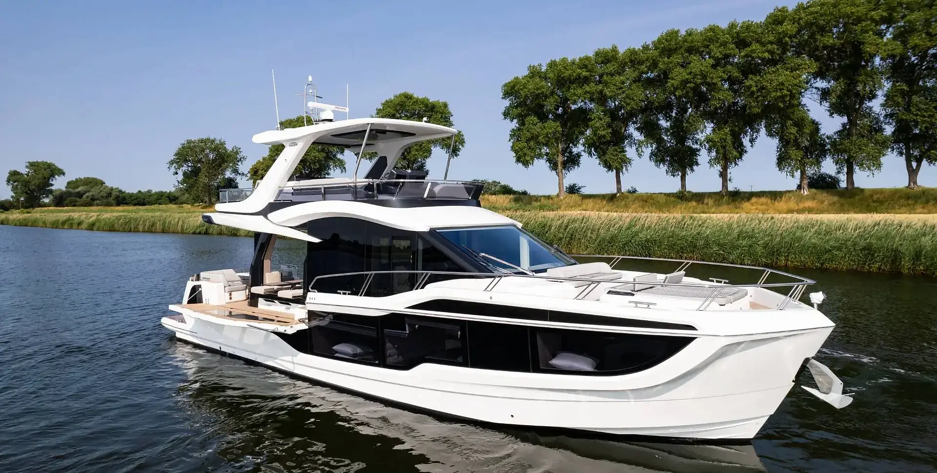 Яхта GALEON 560 FLY
