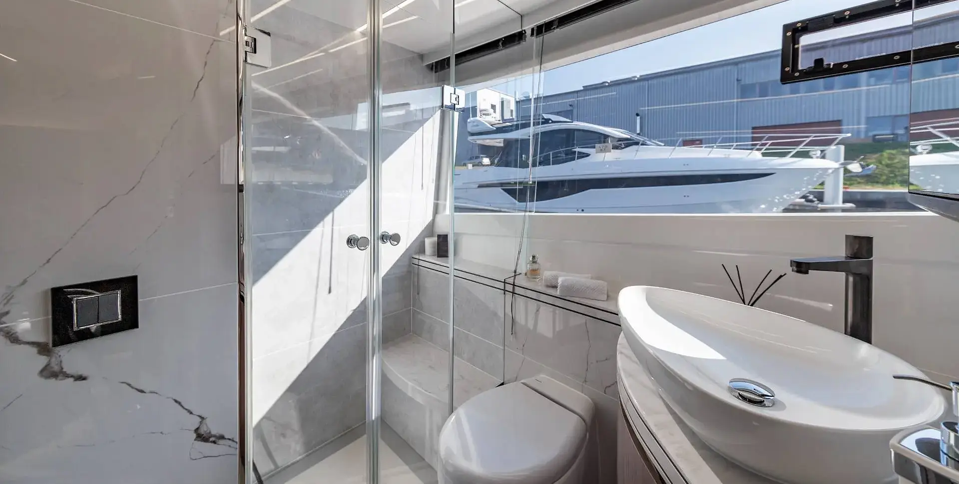 Яхта GALEON 560 FLY