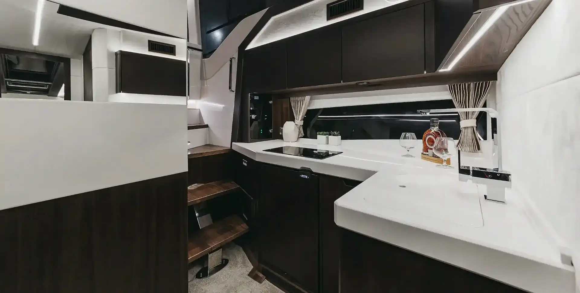 Яхта GALEON 425 HTS
