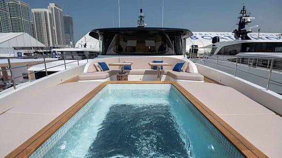 Яхта Majesty 111
