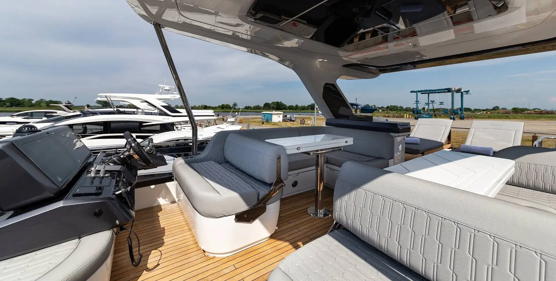 Яхта GALEON 560 FLY