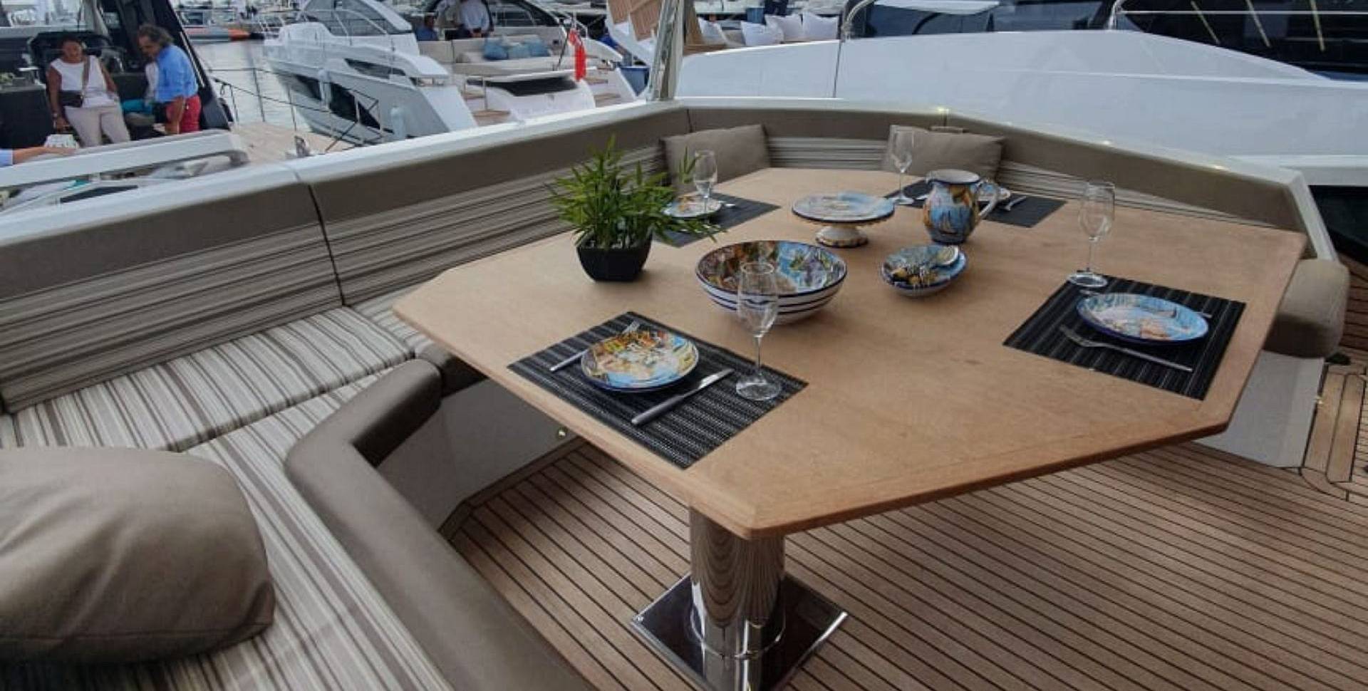 Яхта GALEON 640 FLY