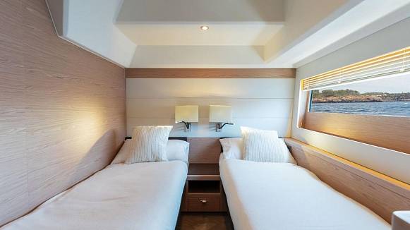 Яхта GRAND TRAWLER 62