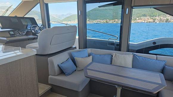 Яхта GALEON 440 FLY