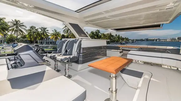 Яхта GALEON 680 FLY