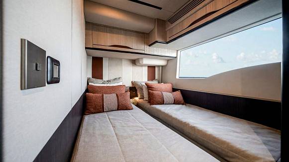 Яхта GALEON 520 FLY