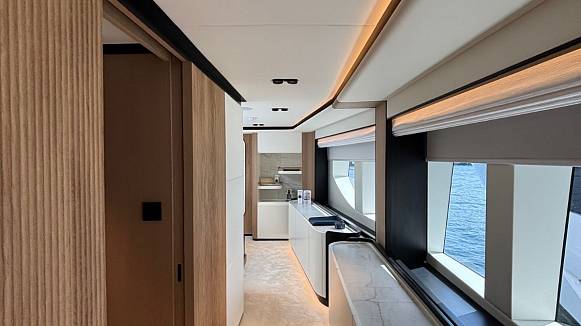 Яхта MAJESTY 112 TERRACE