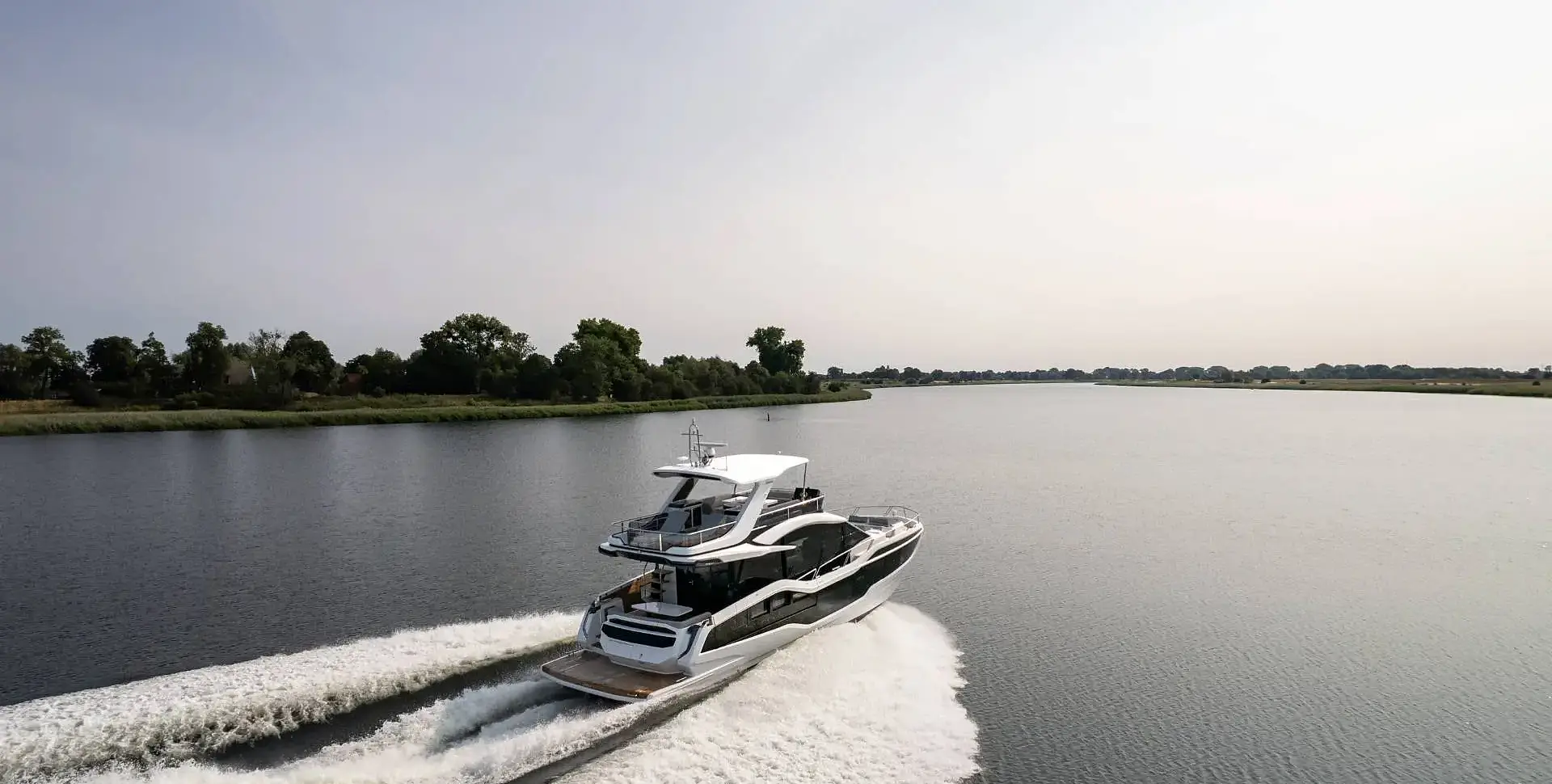 Яхта GALEON 560 FLY