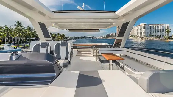 Яхта GALEON 680 FLY
