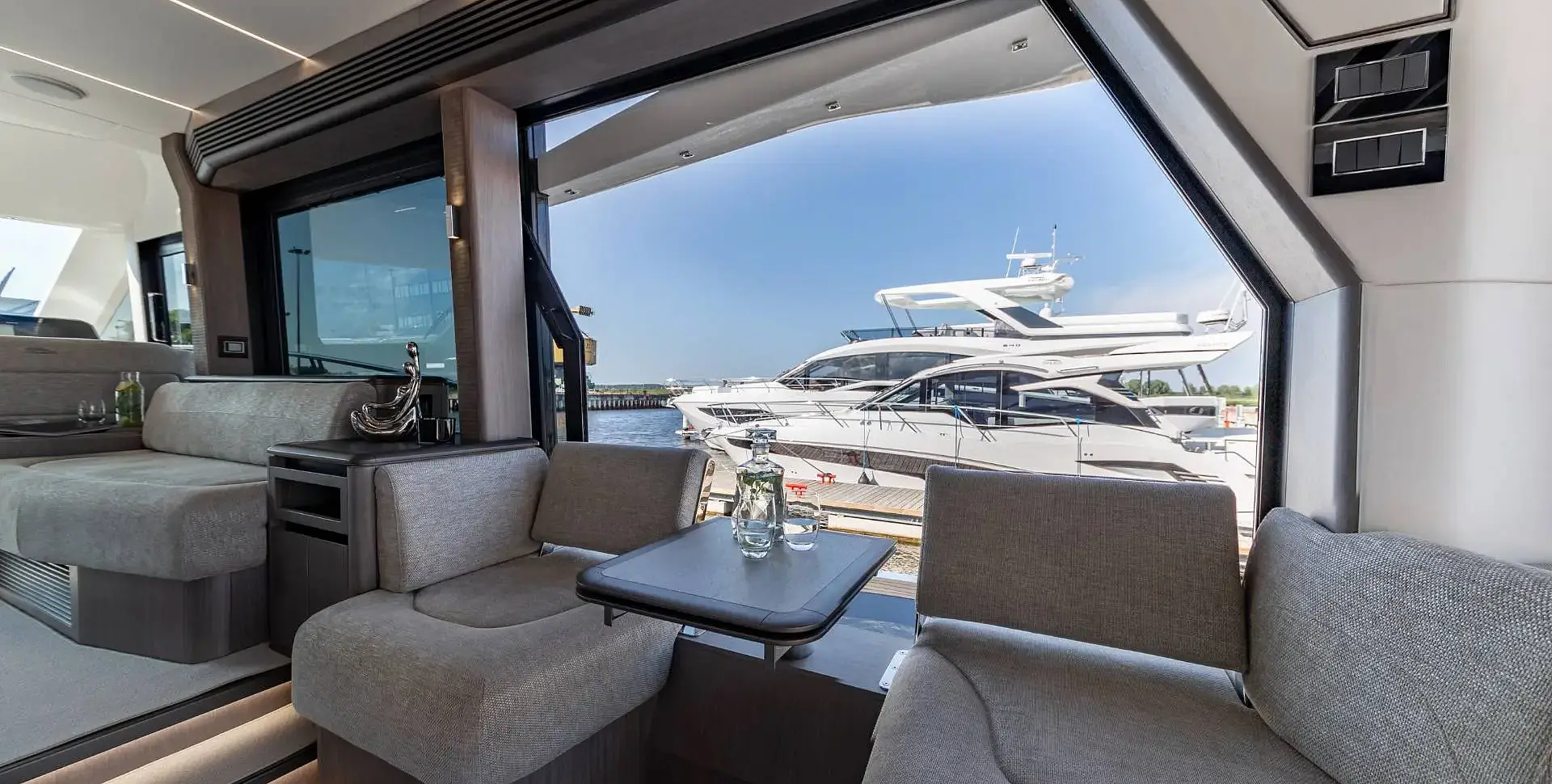 Яхта GALEON 560 FLY