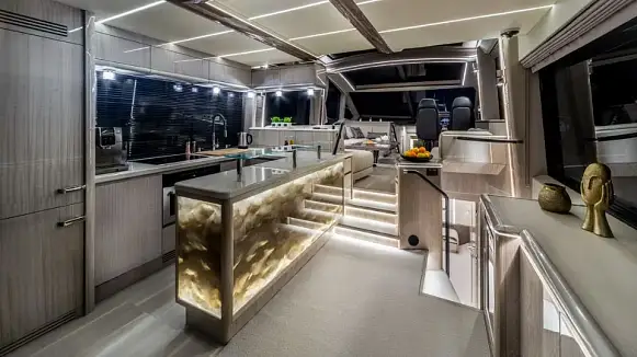Яхта GALEON 700 SKY