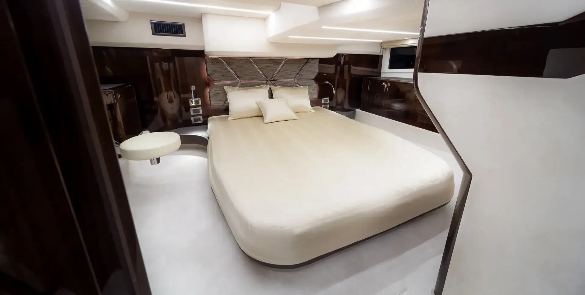 Яхта GALEON 410 HTC