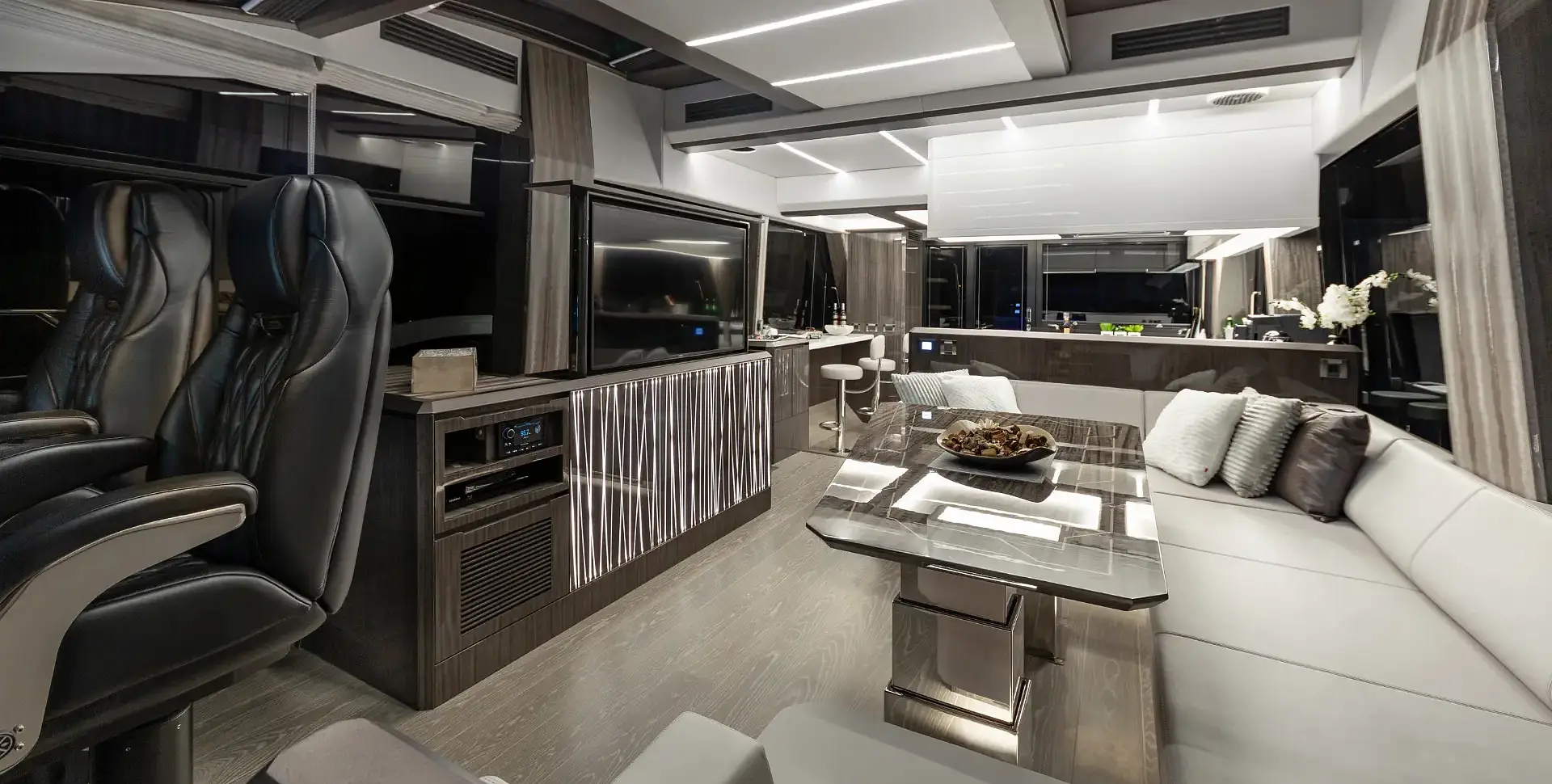 Яхта GALEON 650 SKY