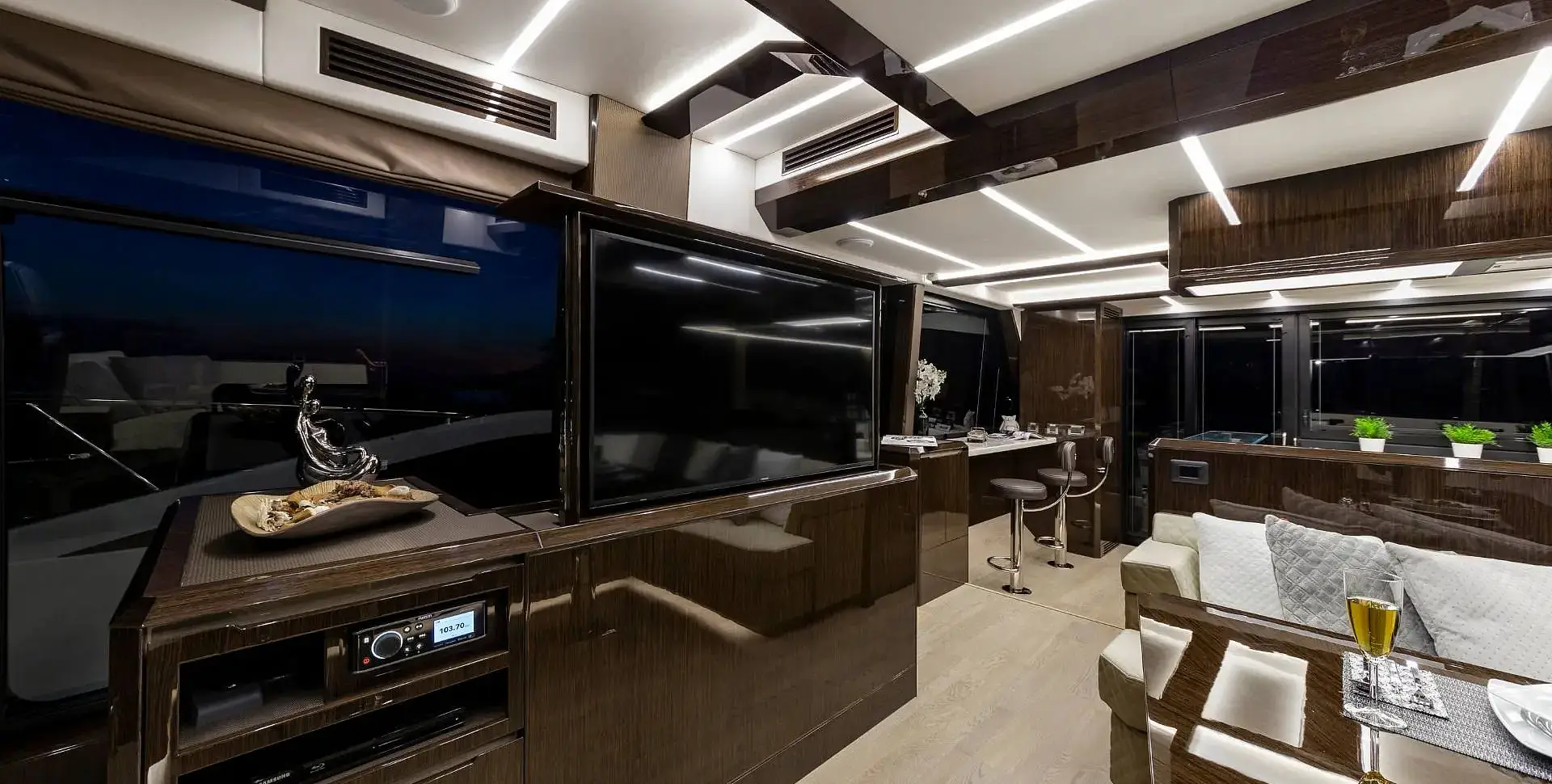 Яхта GALEON 640 FLY
