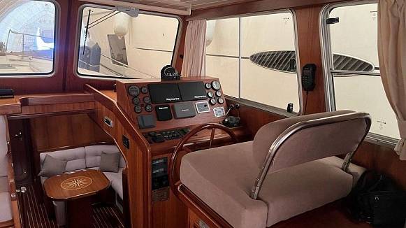 Яхта MENORQUIN 160 FLY