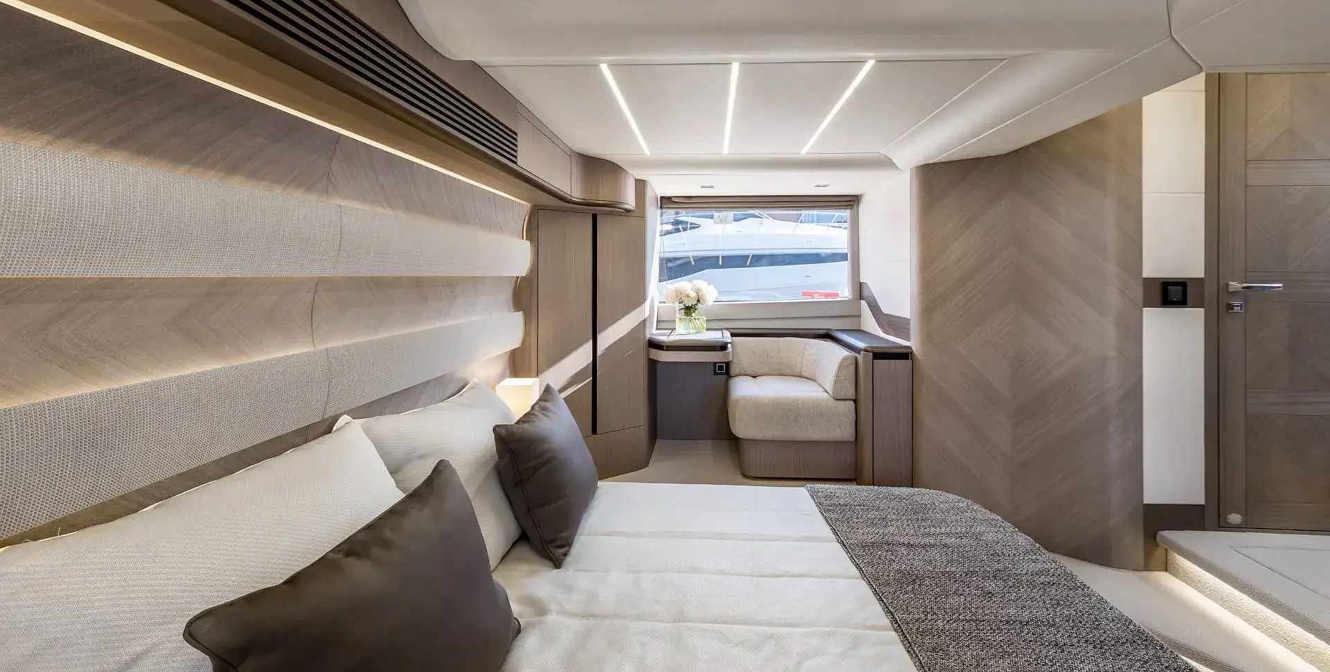 Яхта GALEON 560 FLY