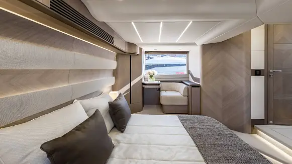 Яхта GALEON 560 FLY
