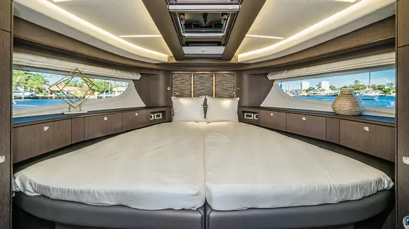 Яхта GALEON 400 FLY