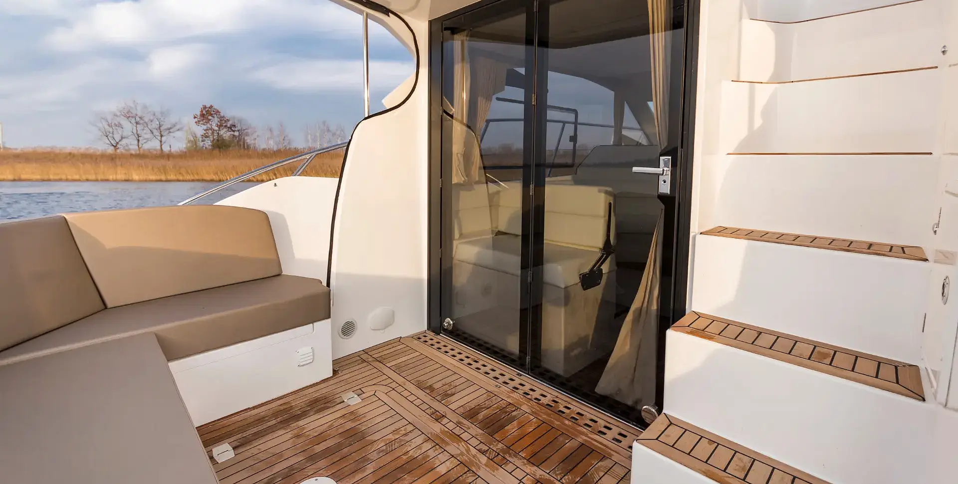 Яхта GALEON 360 FLY