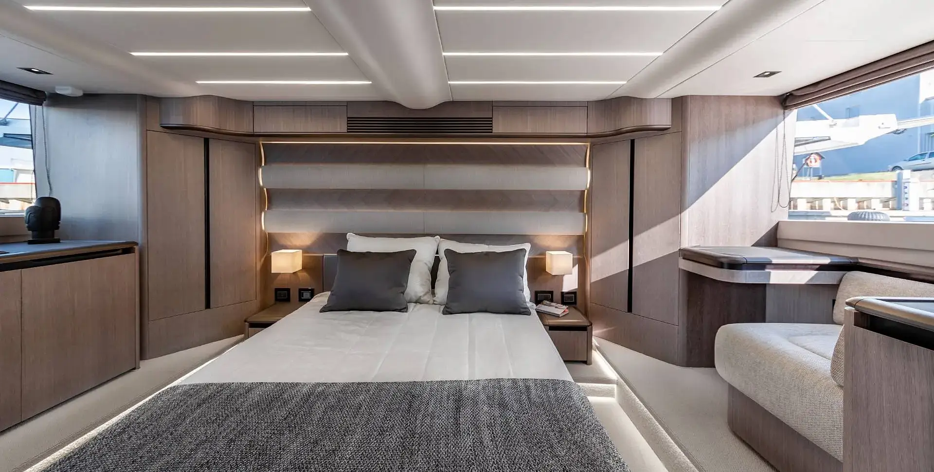 Яхта GALEON 560 FLY